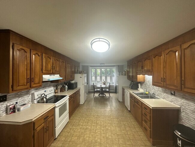 Building Photo - 611 Woodside Ave