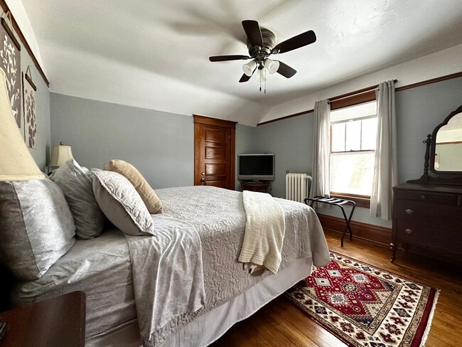 Building Photo - FURNISHED RENTAL: Vintage Chic Haven in St...