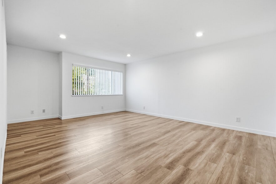 Building Photo - 9000 Vanalden Ave