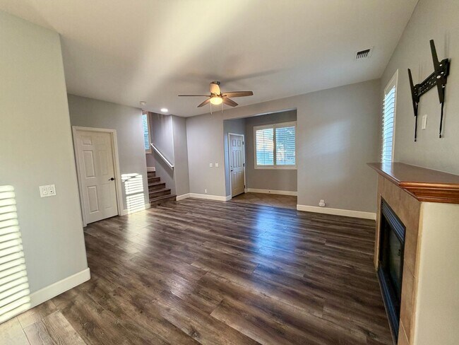Building Photo - Beautiful 3 Bedroom 2.5 Bathroom Single Fa...