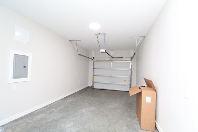 Building Photo - Spacious 3BR/2BA Home with Move-In Special...