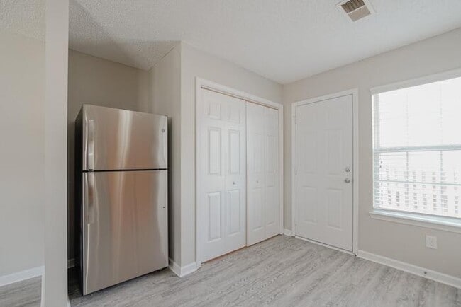Building Photo - 402 Wincrest Ln