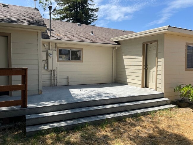 Building Photo - Nice 3 bedroom 1 Bath Home-Fully Fenced Ba...