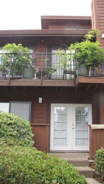 Building Photo - 3180 Country Club Dr