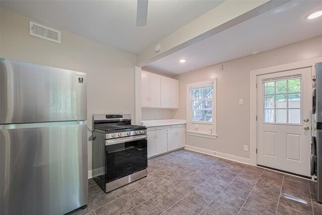 Building Photo - 2345 Wroxton Rd