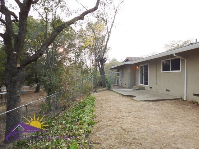 Building Photo - 4000-4002 Earnscliff Ave