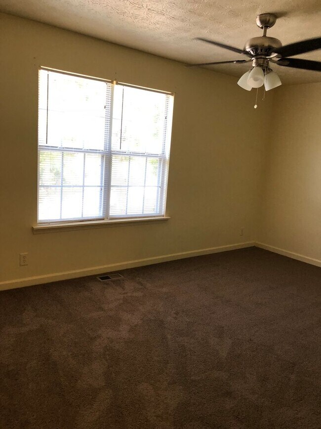 Building Photo - 2 bedroom/ 1.5 bath Unit