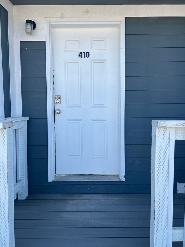 Building Photo - Pet Friendly Townhome