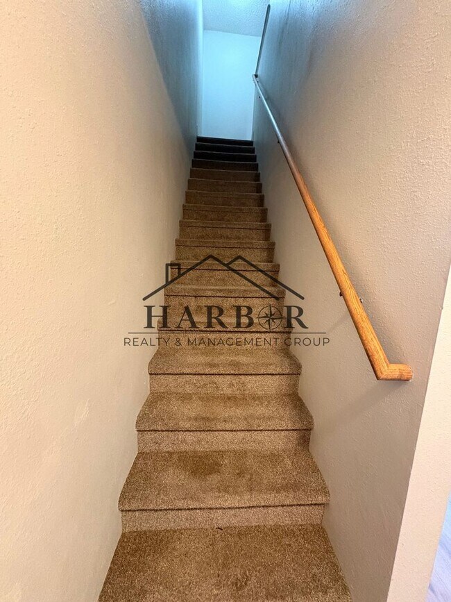 Building Photo - 146 S Broadway Ave