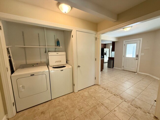 Building Photo - Spacious Updated Ranch in West Oak Forest