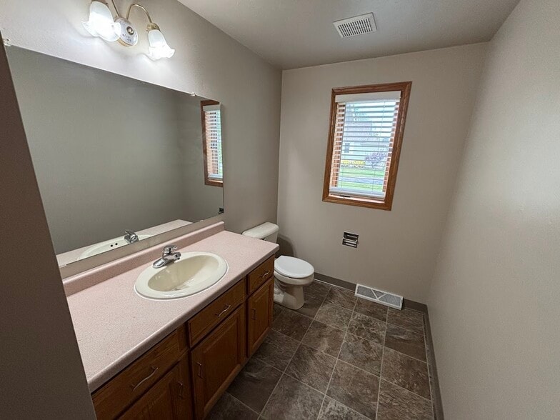 Building Photo - 3222 Lakeview Dr