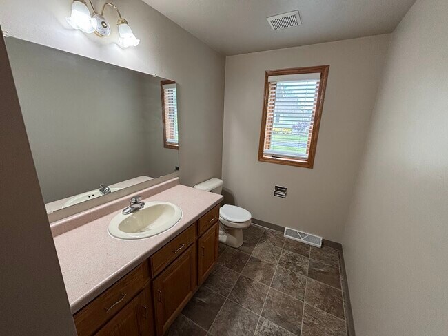 Building Photo - 3222 Lakeview Dr