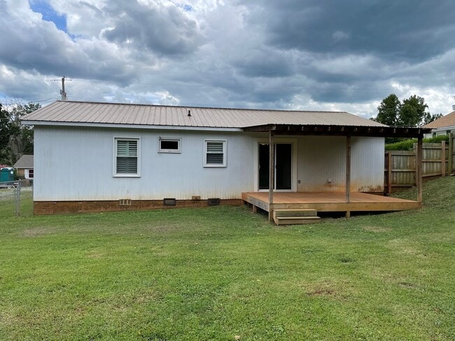 Building Photo - 2 bed, 1 bath house located in Siler City!