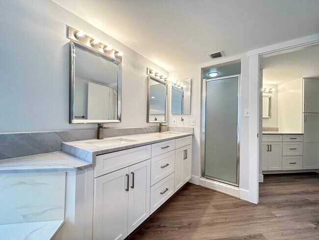 Building Photo - Beautifully Remodeled 2/2 Waterfront Unit in Gated Community!