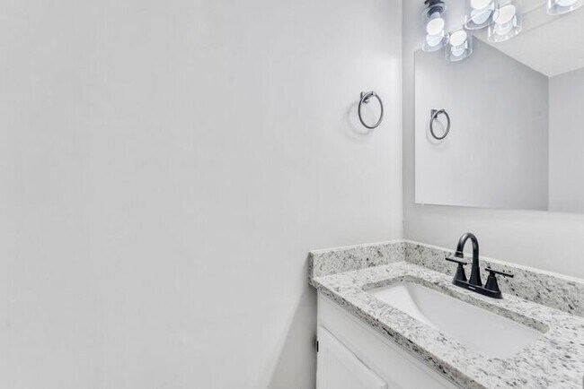 Building Photo - *NEWLY RENOVATED* 2 Bedroom Townhouse in D...