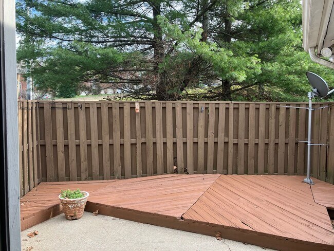 Building Photo - End Unit Townhome in the Villages of Brentwood