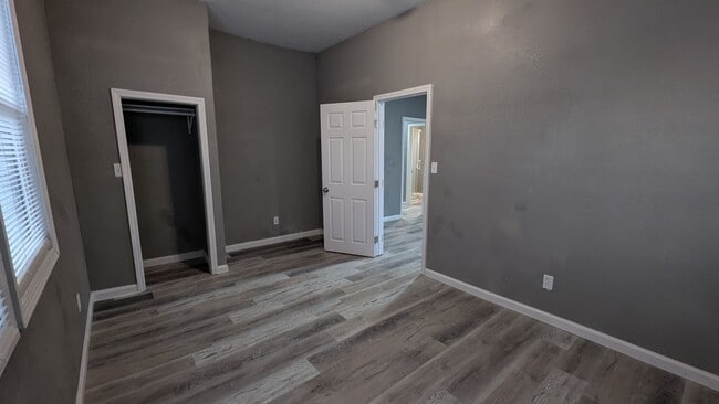 Building Photo - 410 E 6th St