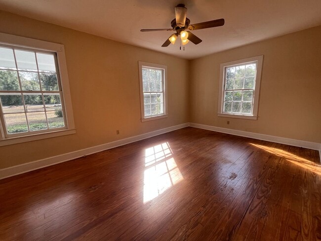 Building Photo - Spacious 3 Bedroom Home • 2,100+ Sq Ft just outside of Live Oak Location