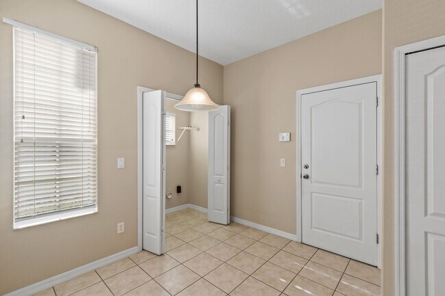 Building Photo - Grand Island Ridge! 3/2 with Split Floorplan and Fenced Backyard