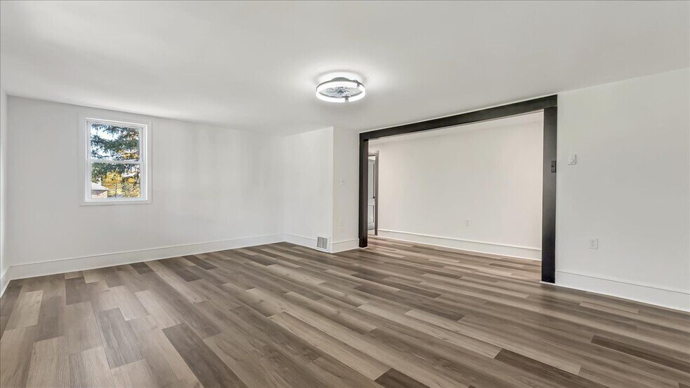 Building Photo - 960 Main St