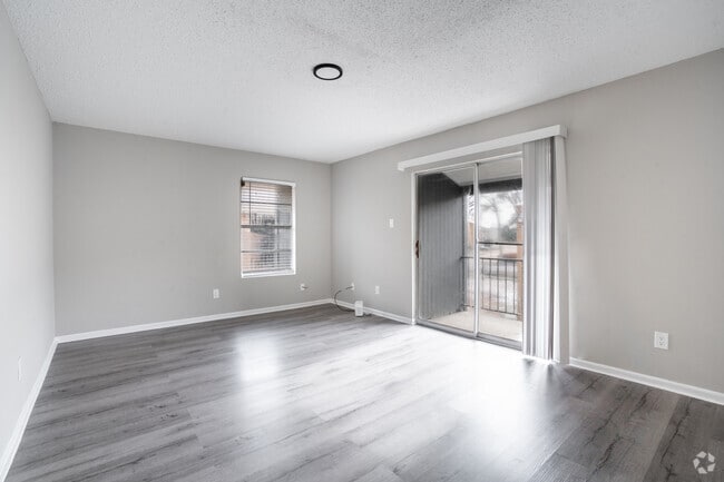 2BR, 2BA - 1050SF - Living Room - Santa Rosa