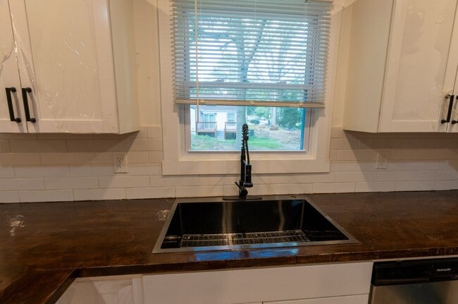 Building Photo - 3822 Bakers Ferry Rd SW