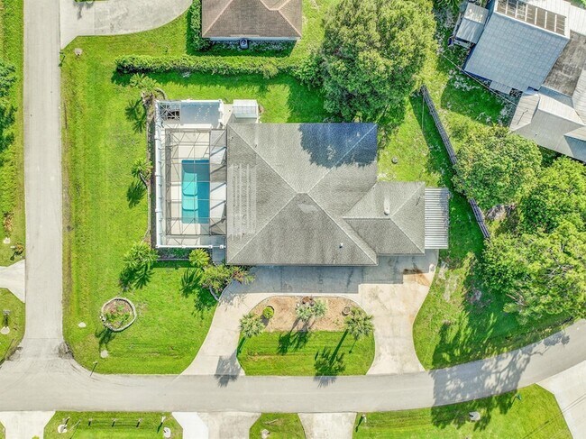 Building Photo - 154 SE Naranja Ave