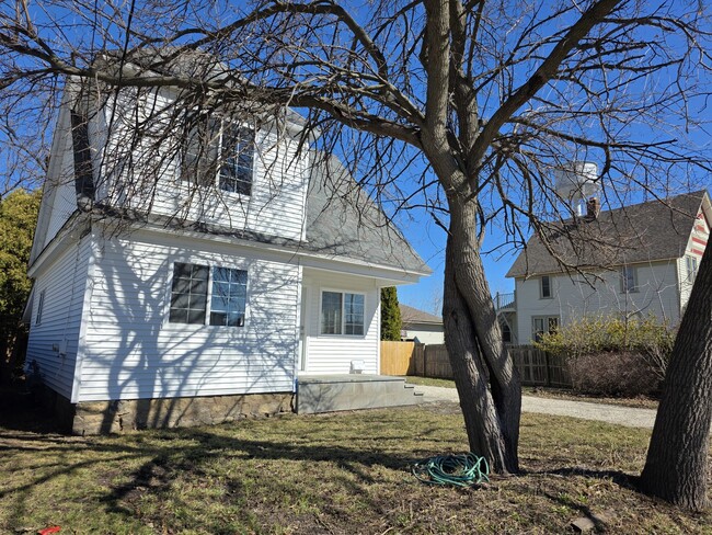 Building Photo - 122 Hawley St