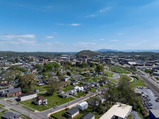 Building Photo - 220 Highland Ave