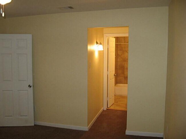 Building Photo - 2 Bedroom, 2 Bath Apartment in Munger Place!