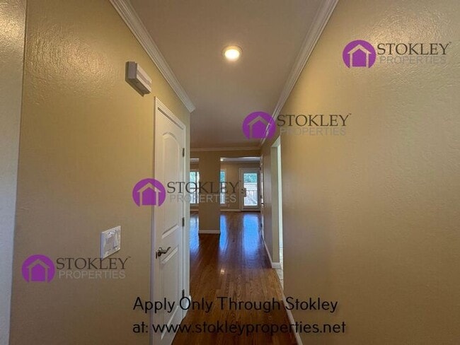 Building Photo - 323 Thistle Cir