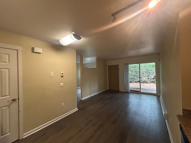 Building Photo - Gorgeous 1 bd Condo located in a prime loc...