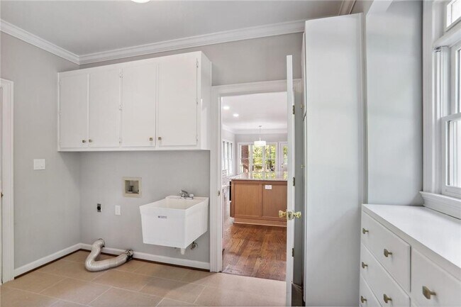 Building Photo - 8900 River Trace Dr