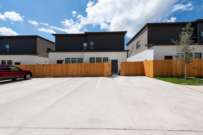 Building Photo - 4009 Oaklawn St