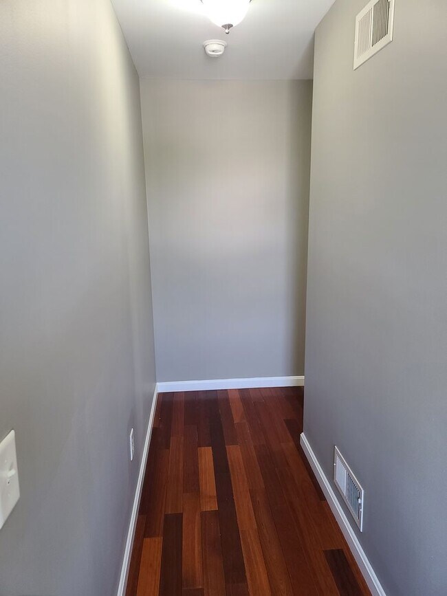 Building Photo - 3 Bedroom 2 1/2 bath end unit Townhome for Rent in Waynesboro