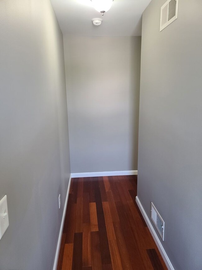 Building Photo - 3 Bedroom 2 1/2 bath end unit Townhome for...