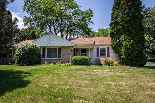 Building Photo - Come home to the serenity of Mequon-Thiensville
