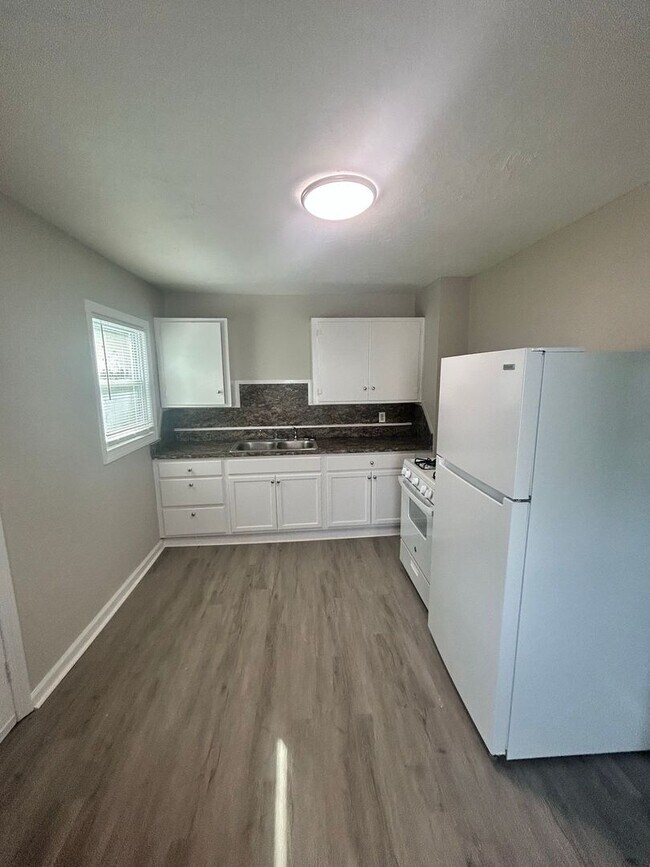 Building Photo - 2 Bedroom 1 Bath Just Renovated with New A...