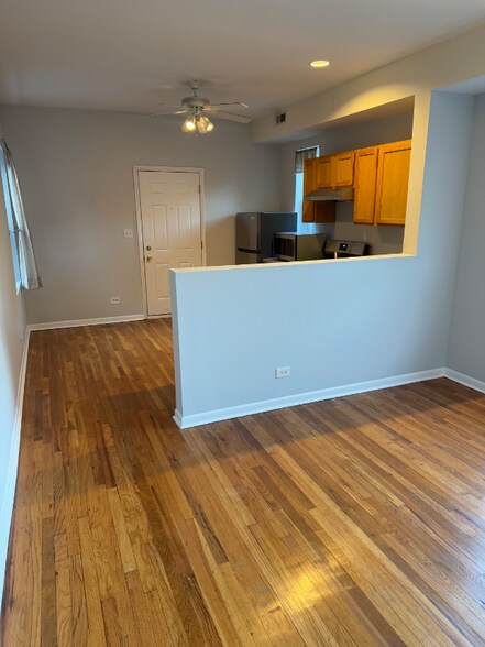 Building Photo - 3816 W Ainslie St