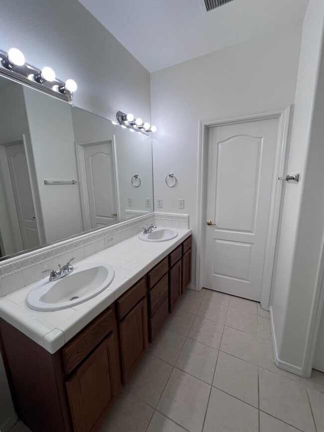 Building Photo - 770 W Brittany Ln