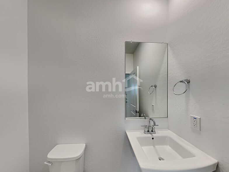 Building Photo - 814 S 150th Dr