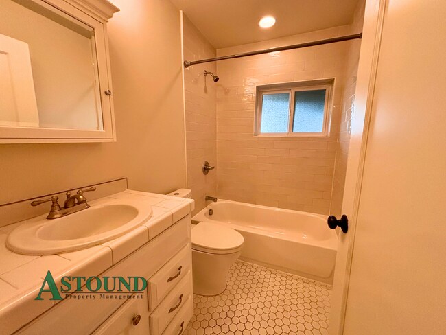 Building Photo - 915 Glendome Cir