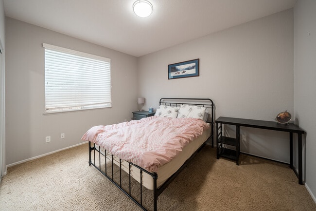 Building Photo - 6655 Hollycrest Ct