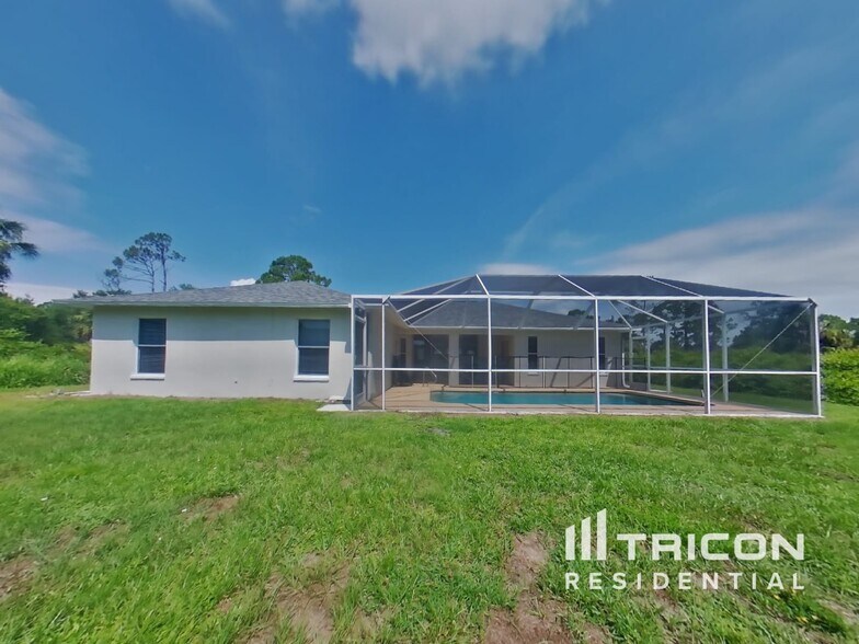 Building Photo - 2740 Begonia Terrace