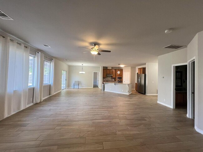 Building Photo - 1112 Vanderbilt Cir