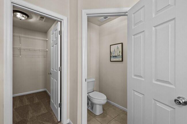 Building Photo - Welcome to this stunning 3-bedroom, 3.5-bath tri-level condo!
