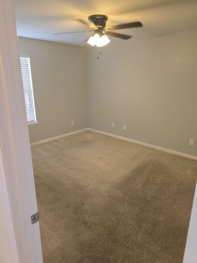 Building Photo - 3 Bed 2bath house off of Hard Scrabble Rd ...
