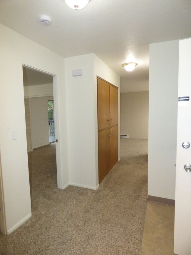 Building Photo - Rent Special: 1/2 Off June's Rent!! - Upstairs 2 Bedroom Unit