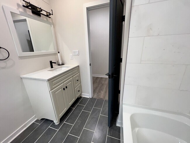 Building Photo - Newly Renovated 3-Bedroom Townhouse in Wes...