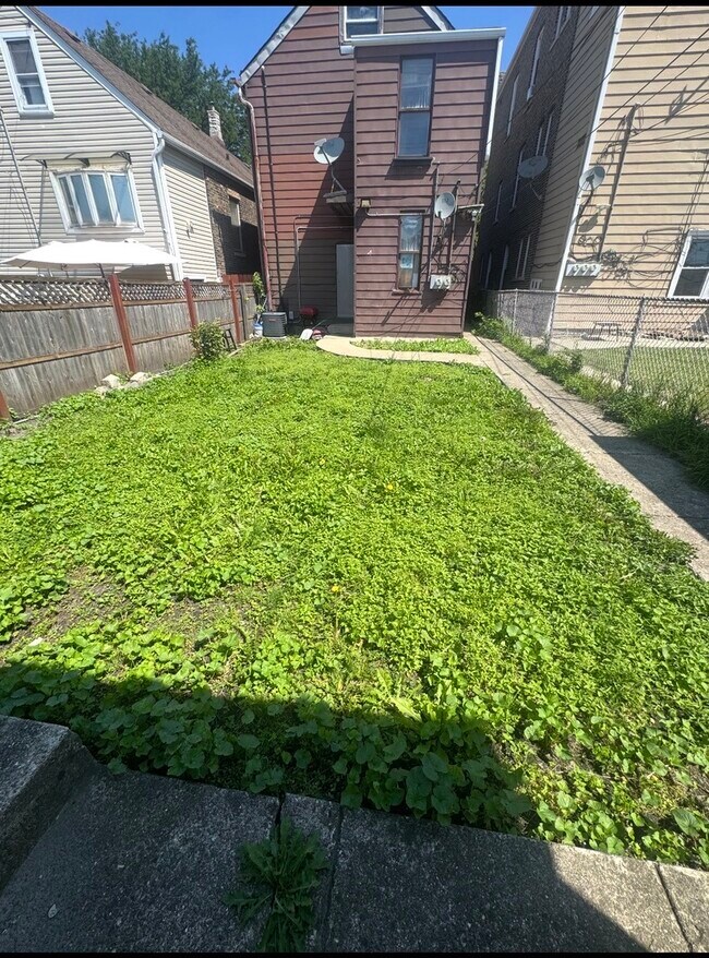 Building Photo - 1617 W 38th Pl